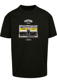 Sort bomulds T-shirt med grafisk tryk af butikker med gule skilt mærket "Hjørne" og "Butik", og tekst ovenover.