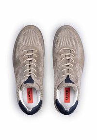 Beige Mesh- und Wildleder-Sneaker mit dunkelblauen Akzenten, runder Zehenpartie, kontrastierenden Schnürsenkeln und einem Logo auf der roten Innensohle.