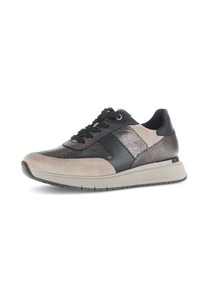 Beige en zwarte sneaker met getextureerde panelen, vetersluiting vooraan en dikke lichtgrijze zool, van opzij getoond tegen een witte achtergrond.