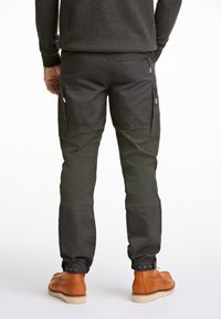 Cargo-pantalons in donkergrijs en groene stof, met kenmerken zoals ritszakken, taps toelopende enkels en een contrasterende gladde textuur.