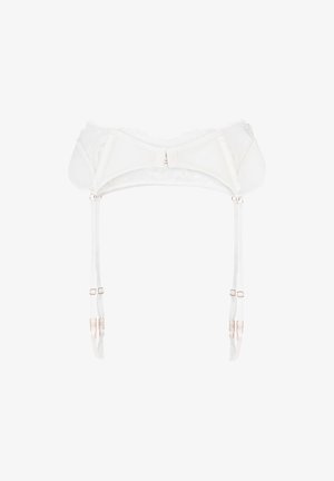 Witte kant- en stofsuspenders, met een centraal strikdetail, verstelbare banden met gouden hardware en rafelige randen.