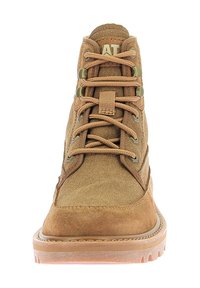 Botas altas marrones hechas de tela y ante, con un upper texturizado, cordones redondos y una suela de goma resistente con ranuras de tracción.