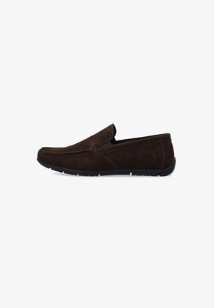 Mørkebrun ruskind herre slip-on loafer med sort gummisål og syningsdetaljer, vist i sideprofil mod hvid baggrund.