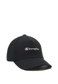 Gorra negra de algodón con visera curva. Presenta el logo bordado de "Champion" en blanco y rojo en el panel frontal.