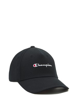 Melnā kokvilnas cepure ar izliekto malu. Priekšējā paneļa centrā ir izšūts "Champion" logotips baltā un sarkanā krāsā.