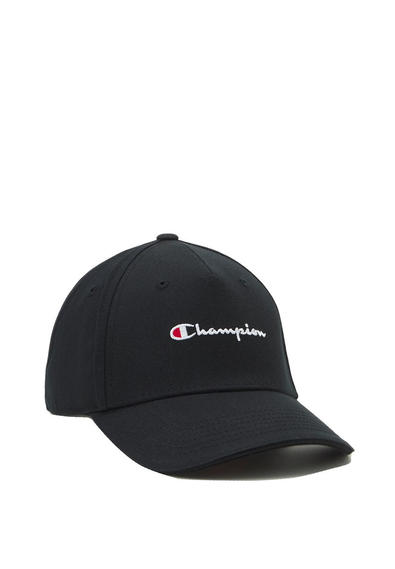 Gorra negra de algodón con visera curva. Presenta el logo bordado de "Champion" en blanco y rojo en el panel frontal.
