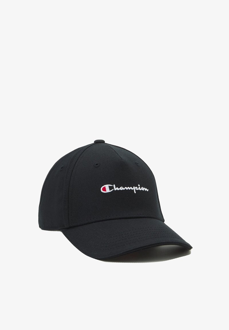Gorra negra de algodón con visera curva. Presenta el logo bordado de "Champion" en blanco y rojo en el panel frontal.