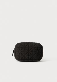 Pungă neagră matlasată cu formă rectangulară, având o suprafață texturată și un model geometric. Include un închizător cu fermoar.
