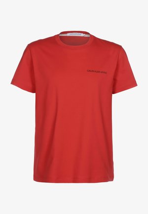 T-shirt Calvin Klein Jeans rossa a maniche corte, con scollo tondo e piccolo logo nero sul petto a sinistra.