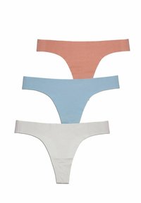 Tre paia di perizoma nei colori pesca, blu e bianco. Realizzati in tessuto morbido e elastico con una texture liscia e un design minimalista.