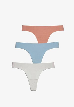 Drie paar tangabroekjes in perzik, blauw en wit. Gemaakt van zachte, rekbare stof met een gladde textuur en een minimalistisch ontwerp.