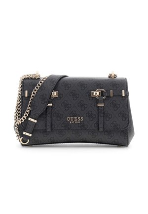 Schwarze Guess Umhängetasche mit goldfarbenem Kettenriemen, Schnallendetails und geprägt erscheinendem Logomuster mit der Aufschrift "GUESS EST 1981".