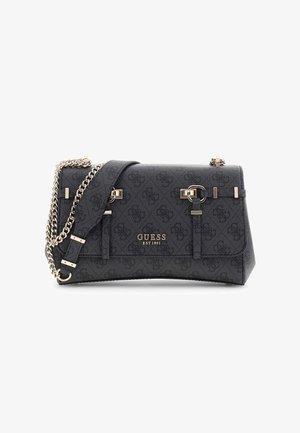 Schwarze Guess Umhängetasche mit goldfarbenem Kettenriemen, Schnallendetails und geprägt erscheinendem Logomuster mit der Aufschrift "GUESS EST 1981".