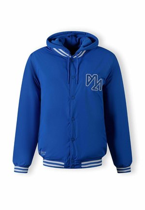 Modra izolirana jakna s kapuco, ki ima bele črtaste poudarke na manšeti in ovratniku ter grafični logotip na prsih.