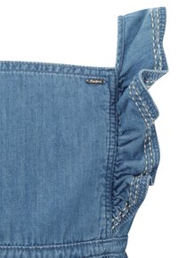 Tessuto denim blu con spallina arricciata, dotato di cuciture a contrasto e un piccolo logo metallico. Texture liscia e design casual.