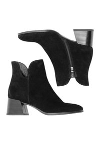 Botine negre din suede, cu un design ascuțit, prezentând un sistem de închidere cu fermoar, un detaliu decupat în partea de sus și un toc texturat, tip bloc.