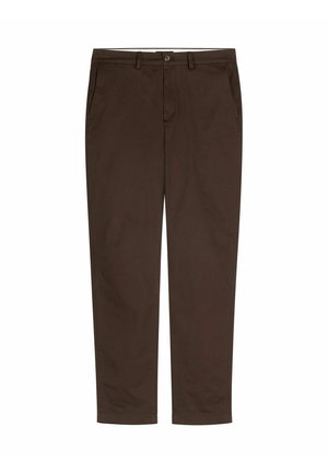 Proste, ciemnobrązowe spodnie z przednimi kieszeniami, szlufkami na pasek, zapięciem na guziki i zamkiem błyskawicznym.
