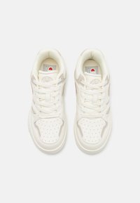 Champion POINT LOW TECH - Zapatillas de baloncesto - offwhite/taupe