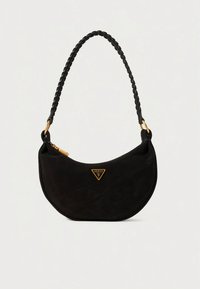 Melnas zamšādas somiņa ar izliektu formu, pītām siksniņām un zelta toņa metāla detaļām, uz kurām priekšā redzama logotipa plāksnīte.