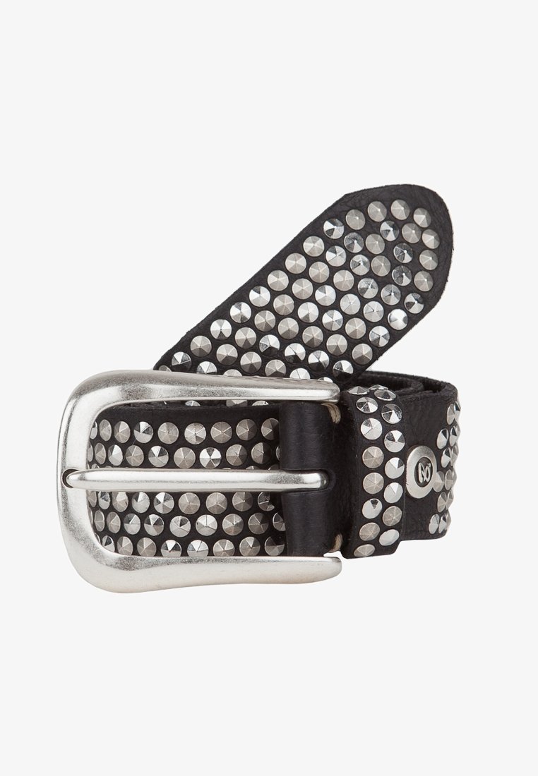 Ceinture en cuir noir ornée de clous de couleur argent et d'une boucle en argent brillante. Les clous sont disposés en motif de grille le long de la sangle.