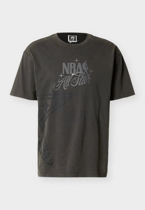 Ciemnoszary T-shirt NBA All Star z krótkim rękawem, z subtelną gwiazdą w dolnej lewej części oraz sylwetką koszykarza nad napisem.