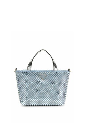 Petit sac à main bleu tissé avec des poignées argentées métalliques et un logo triangulaire Guess sur le devant.