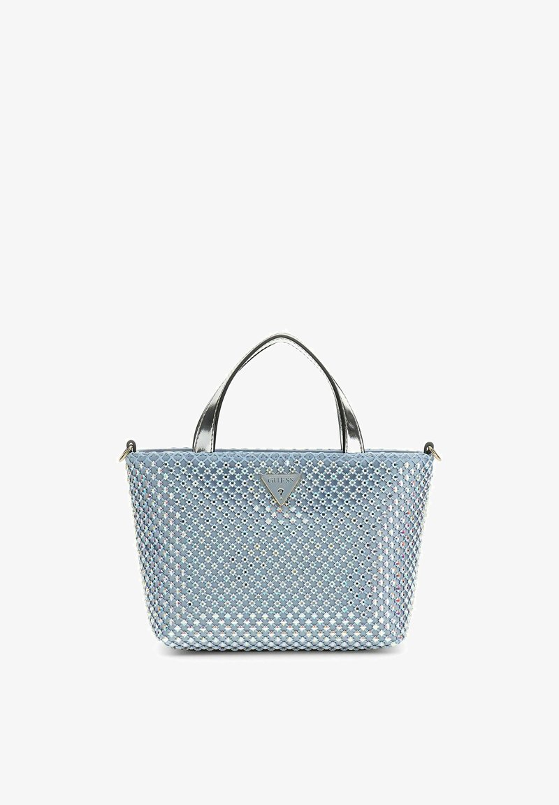 Petit sac à main bleu tissé avec des poignées argentées métalliques et un logo triangulaire Guess sur le devant.