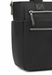 Schwarze Tragetasche aus weichem Stoff mit matter Oberfläche, rechteckiger Form und mehreren Reißverschlusstaschen mit silbernen Hardwareakzenten.