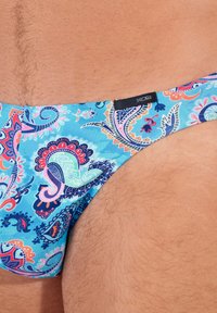 Schwimmbrief in einem mehrfarbigen Paisley-Muster mit Blau-, Pink- und Marine-Tönen. Hergestellt aus einem glatten, dehnbaren Stoff mit Logodetail.