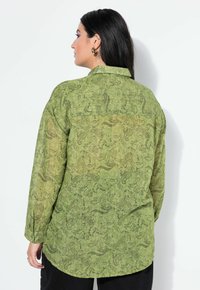 Groen patroon blouse met een kraag, lange mouwen en een afgeronde zoom. Gemaakt van een lichtgewicht, gestructureerde stof.