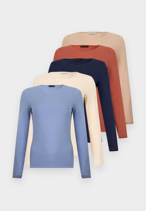 Cinq pulls à manches longues à col rond dans des tons pastel beige, rouille orange, bleu marine, crème et bleu clair, empilés en chevauchement sur un fond blanc.
