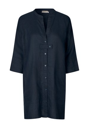 Robe-chemise bleu foncé longueur genou avec manches trois-quarts, col mao, fermeture boutonnée devant et une patte horizontale boutonnée sur la poitrine.