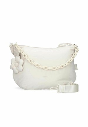 Sac à main en nylon blanc avec texture rembourrée, grande chaîne surdimensionnée, accent floral et bandoulière amovible pour des options de transport polyvalentes.