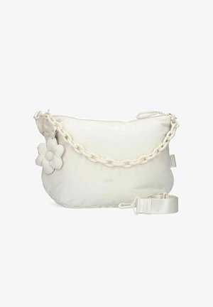 Sac à main en nylon blanc avec texture rembourrée, grande chaîne surdimensionnée, accent floral et bandoulière amovible pour des options de transport polyvalentes.