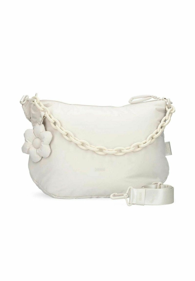 Sac à main en nylon blanc avec texture rembourrée, grande chaîne surdimensionnée, accent floral et bandoulière amovible pour des options de transport polyvalentes.