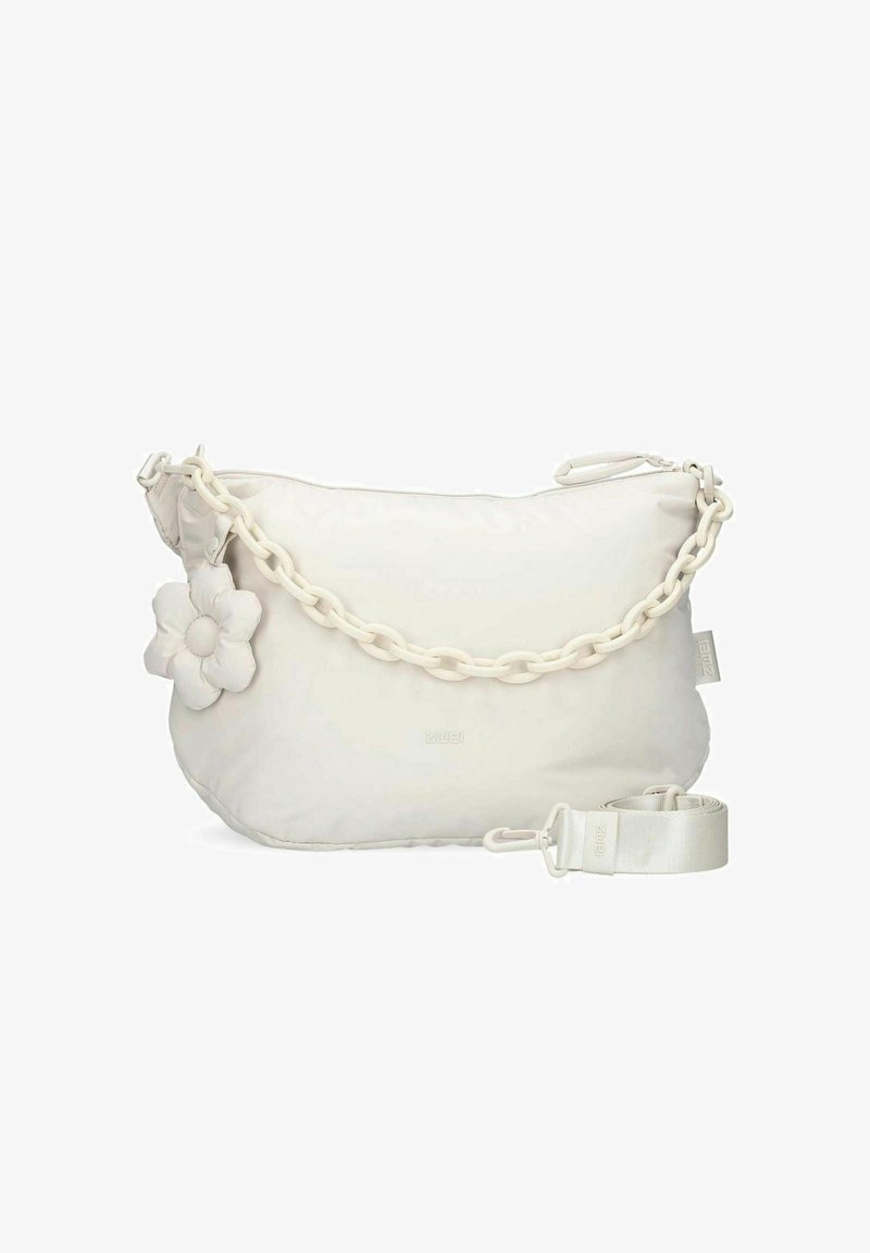 Sac à main en nylon blanc avec texture rembourrée, grande chaîne surdimensionnée, accent floral et bandoulière amovible pour des options de transport polyvalentes.