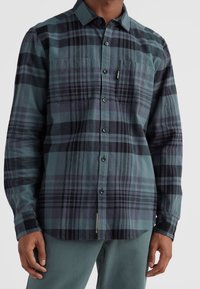 Kariertes Flanellhemd zum Knöpfen in Türkis und Schwarz, mit zwei Brusttaschen, abgerundetem Saum und kleinem Markenlabel am Saum.