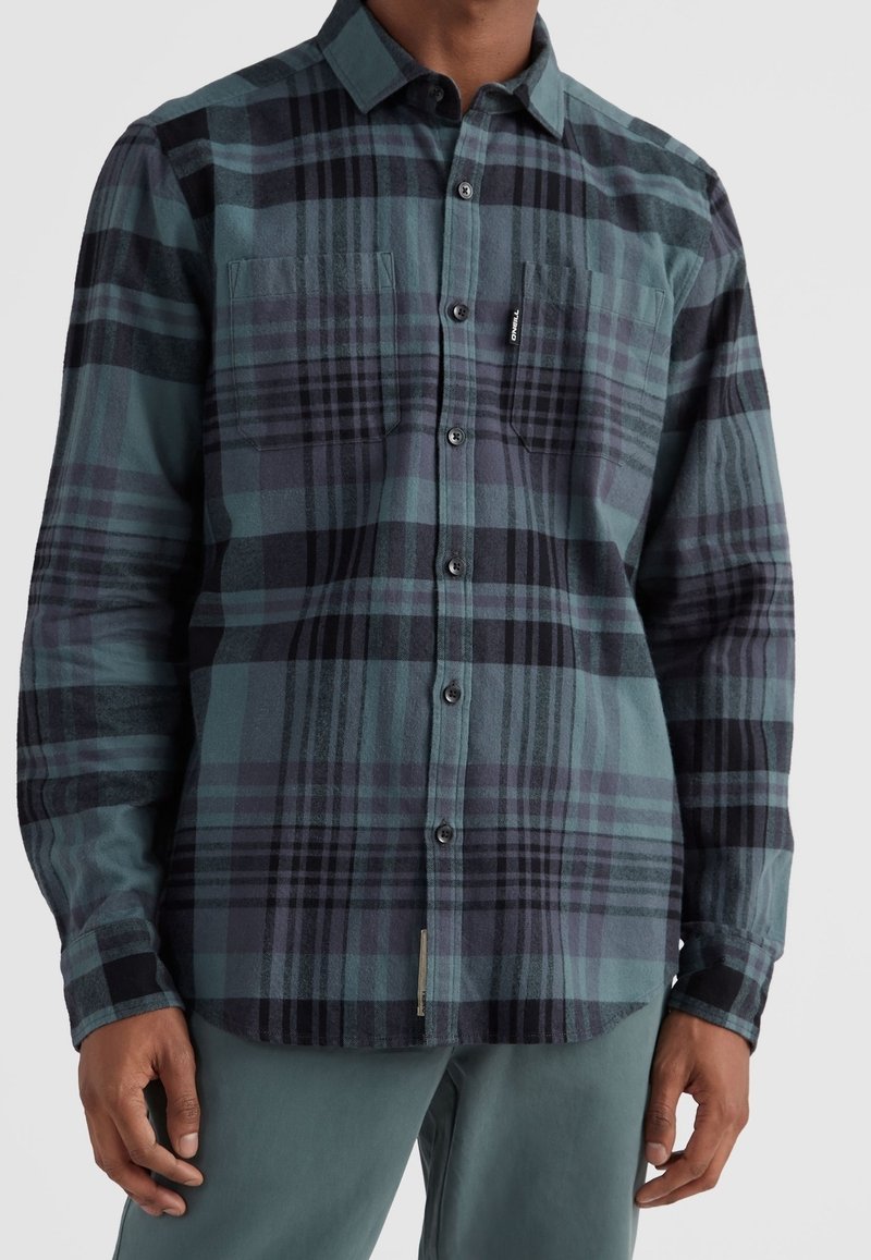 Kariertes Flanellhemd zum Knöpfen in Türkis und Schwarz, mit zwei Brusttaschen, abgerundetem Saum und kleinem Markenlabel am Saum.