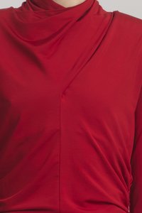 Κόκκινη τοπ με υφασμάτινη επένδυση, φτιαγμένο από λείο ύφασμα, με σχέδιο τύπου περιτυλίγματος που έχει ορατό ραφτό και συγκεντρωμένη λεπτομέρεια στη μία πλευρά για υφή.