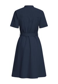 Robe bleu marine, manches courtes, longueur au genou avec col et ceinture en tissu, vue de dos sur fond blanc.