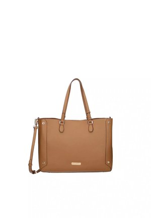 Borsa a mano in pelle color cuoio medio con doppi manici, tracolla removibile e piccola targhetta rettangolare in metallo con logo sulla parte frontale.