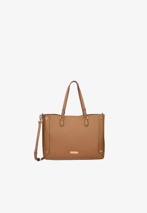 Borsa a mano in pelle color cuoio medio con doppi manici, tracolla removibile e piccola targhetta rettangolare in metallo con logo sulla parte frontale.