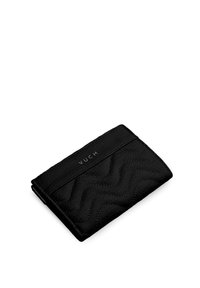 Černý kožený držák na karty s vlnkovanou prošívanou texturou, embosovaným logem a štíhlým, obdélníkovým designem. Kompaktní a minimalistický styl.