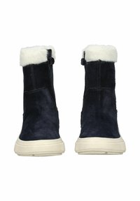 Botas de tobillo de ante azul marino con forro de piel sintética blanca, suelas de goma y un diseño sencillo. Cuentan con una pestaña en la parte posterior para ponerlas y quitarlas fácilmente.