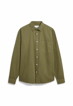 Olivengroen overhemd met lange mouwen, knopen en een kraag, met één borstzak aan de linkerkant.
