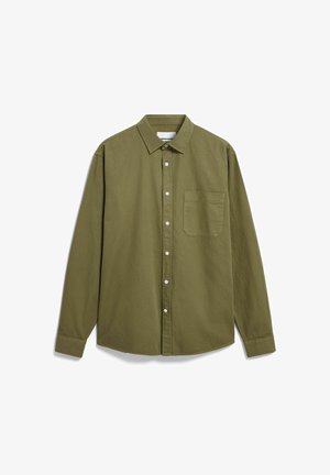 Chemise boutonnée à manches longues de couleur vert olive, avec un col et une seule poche poitrine sur le côté gauche.