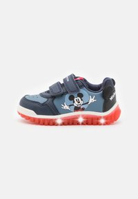 Zapatillas de niño en color azul marino con suela de goma roja, con un diseño impreso de Mickey Mouse y cintas de Velcro para un fácil ajuste.