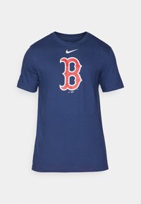 T-shirt in cotone blu navy con un grande logo "B" rosso e bianco sul davanti e il logo Nike sopra. Maniche corte, colletto girocollo.