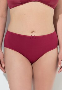 Bordeaux katoenmix hipster slip met een glad oppervlak, eenvoudig ontwerp en een kleine decoratieve strik aan de voorkant van de tailleband.
