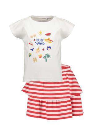 T-shirt en coton blanc avec des imprimés colorés sur le thème de l'été et le texte « PROFITEZ DE L'ÉTÉ », accompagné d'une jupe évasée à rayures rouges et blanches.